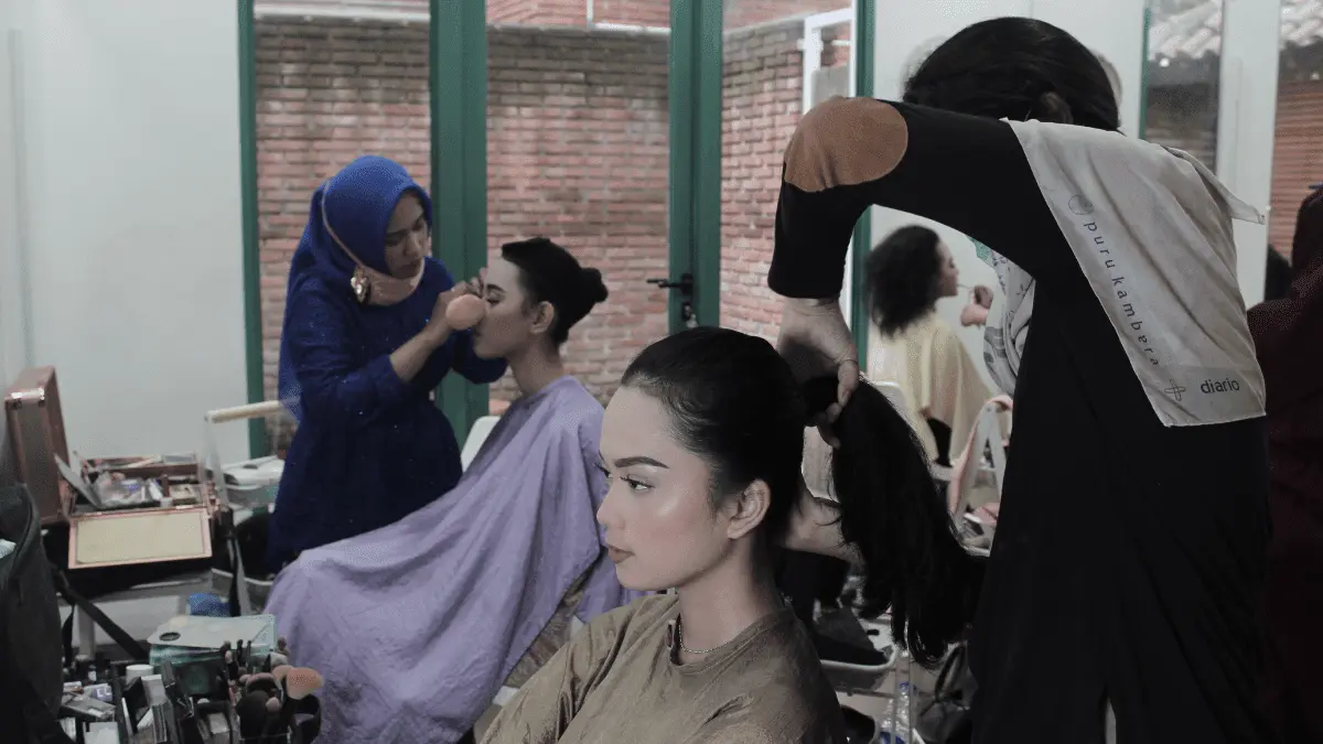 Sesi bimbingan kursus tata rias di studio utama Medina Studio Kursus Citra Raya