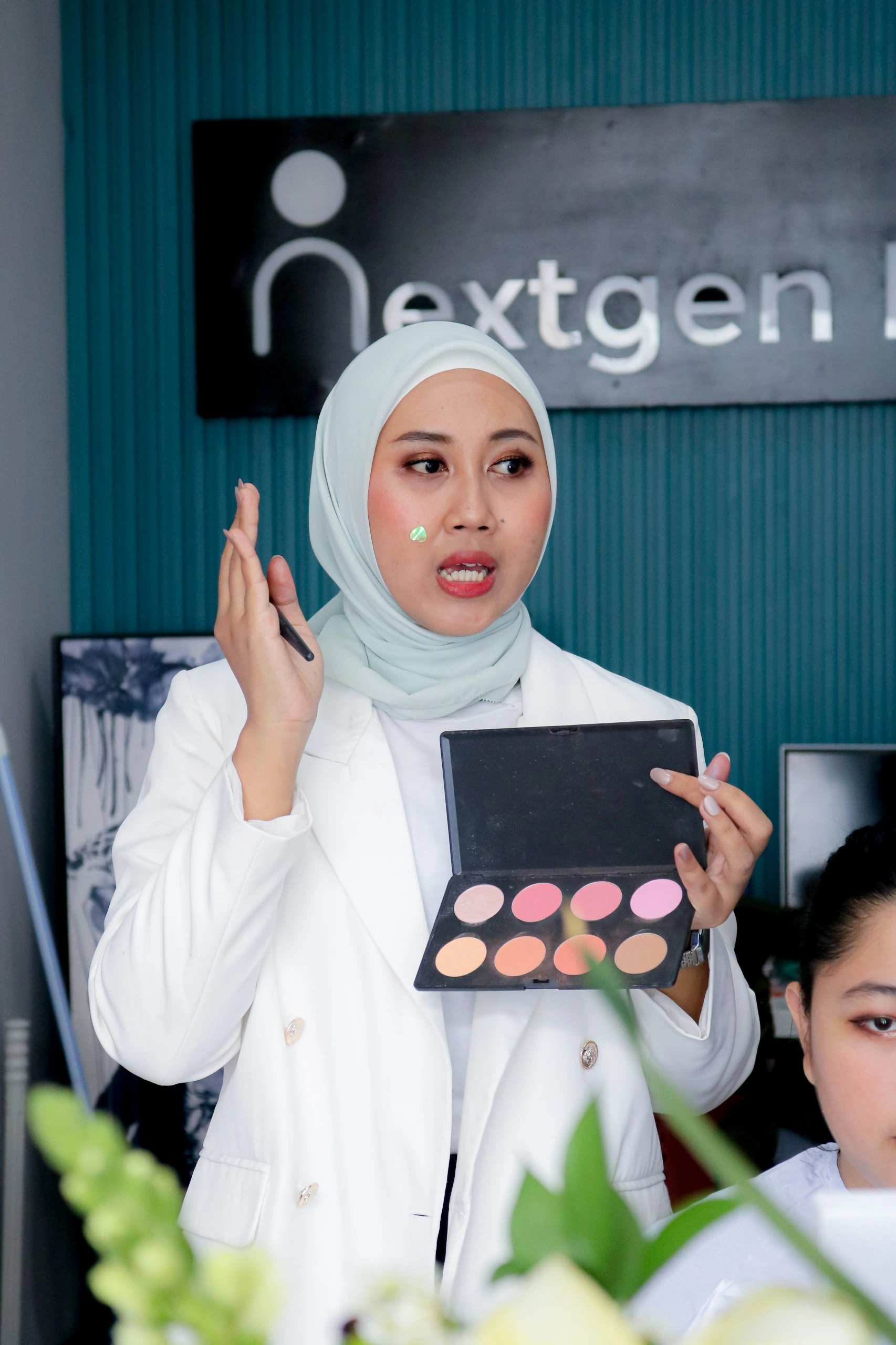 Usi, Instruktur Make Up Medina Studio Kursus