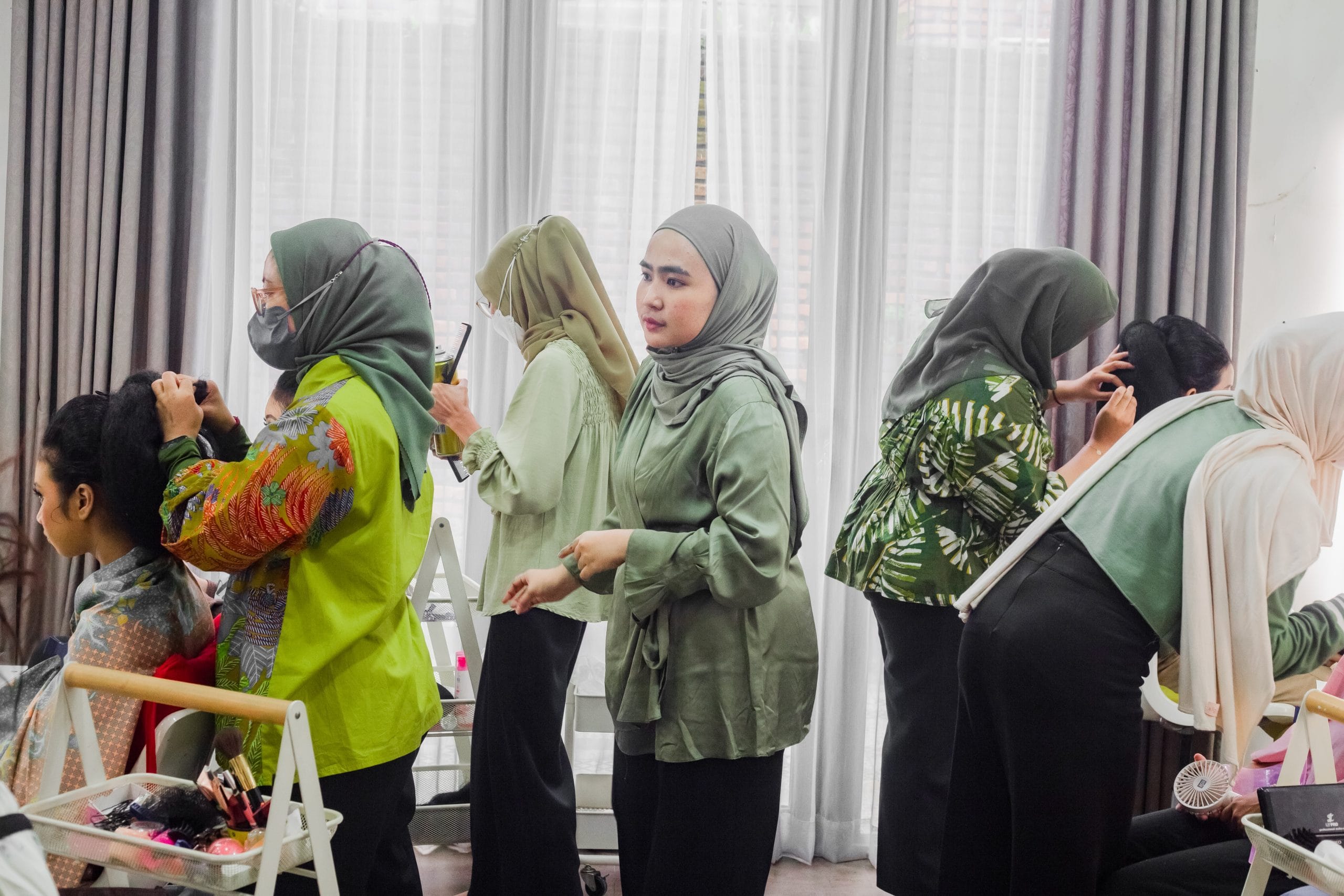 Suasana kelas Advanced Medina Studio — praktik riasan pengantin Jawa