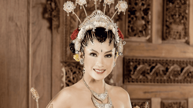 Menguasai Seni Sakral: Kursus Makeup Paes Ageng Terbaik di Kelas Master Medina Studio