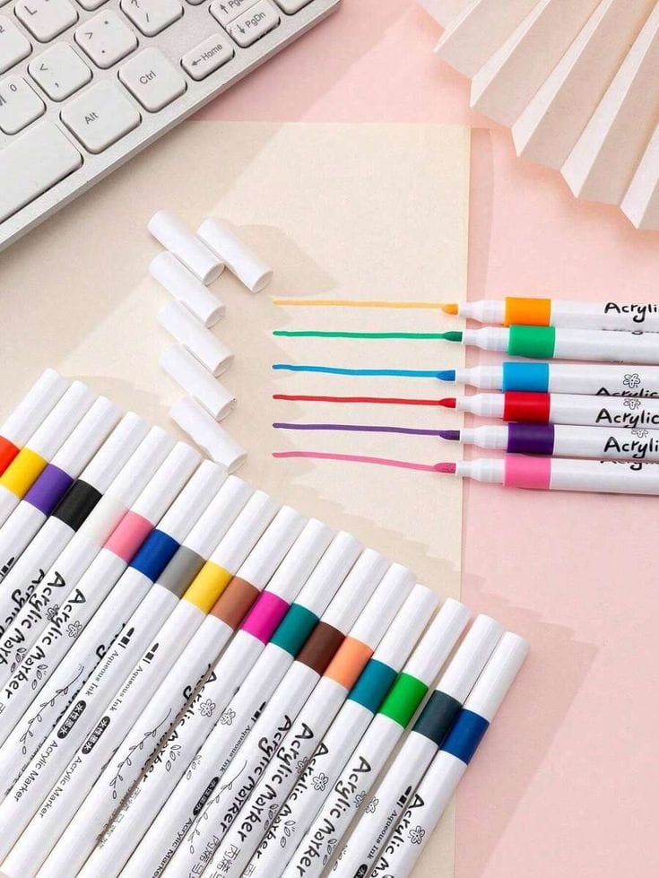 Marker dan pensil warna untuk rendering fashion