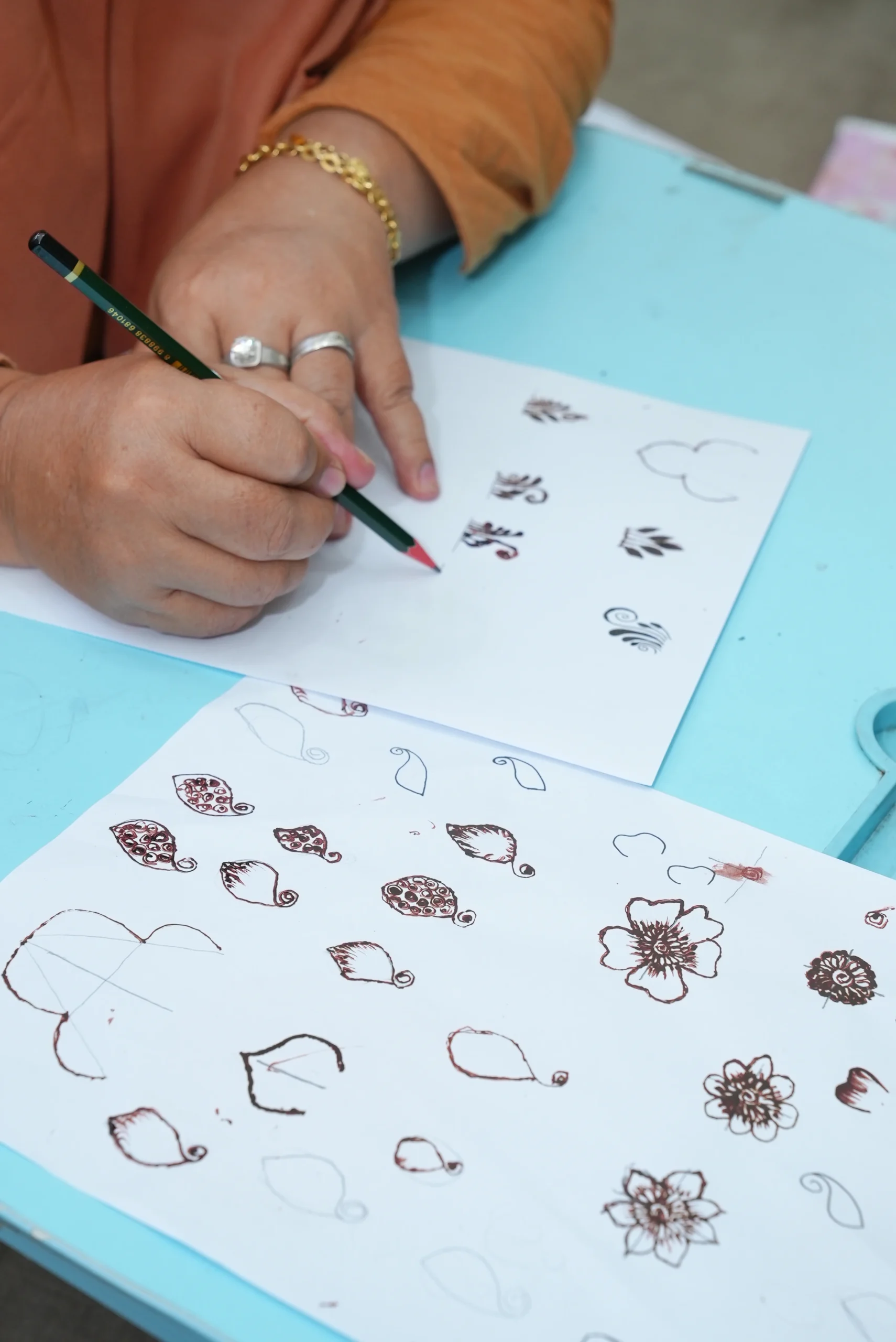 Membuat pola henna - Medina Studio