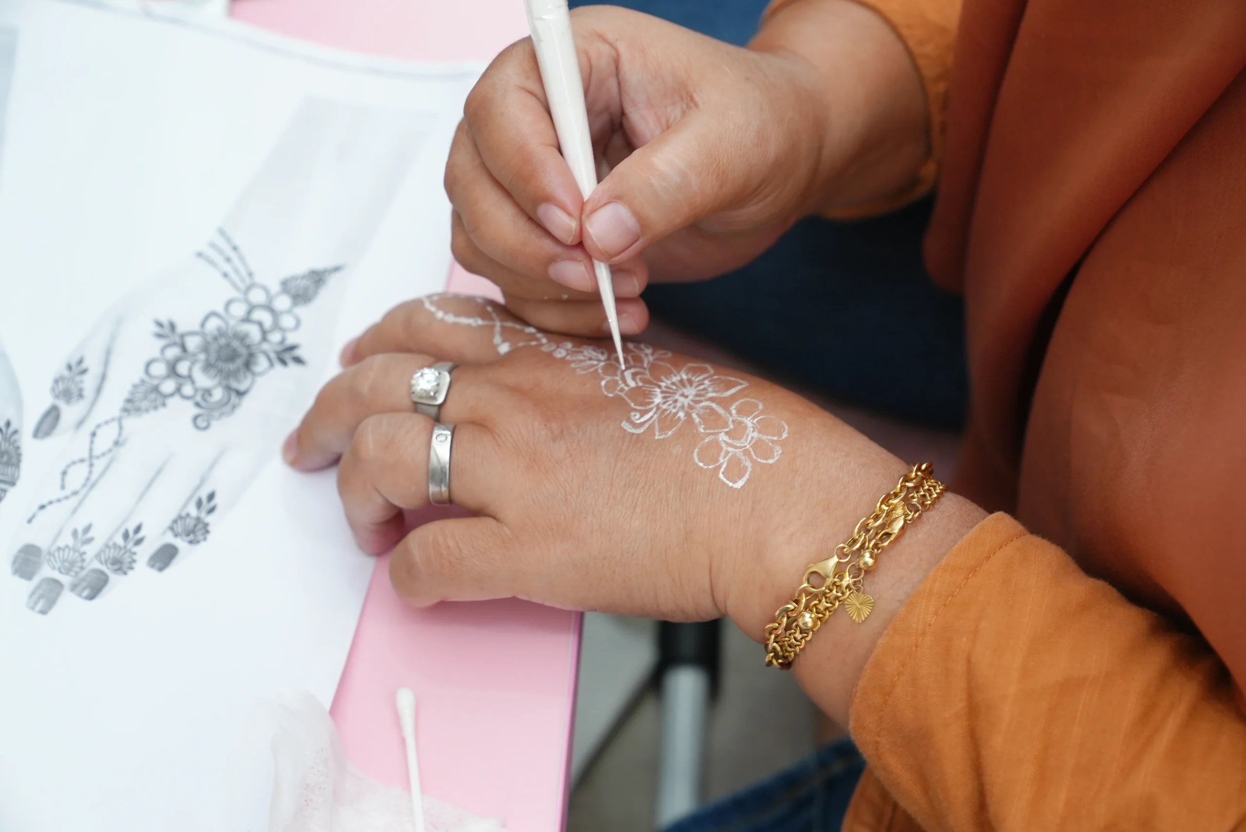 Hasil desain henna merah dan putih - Medina Studio