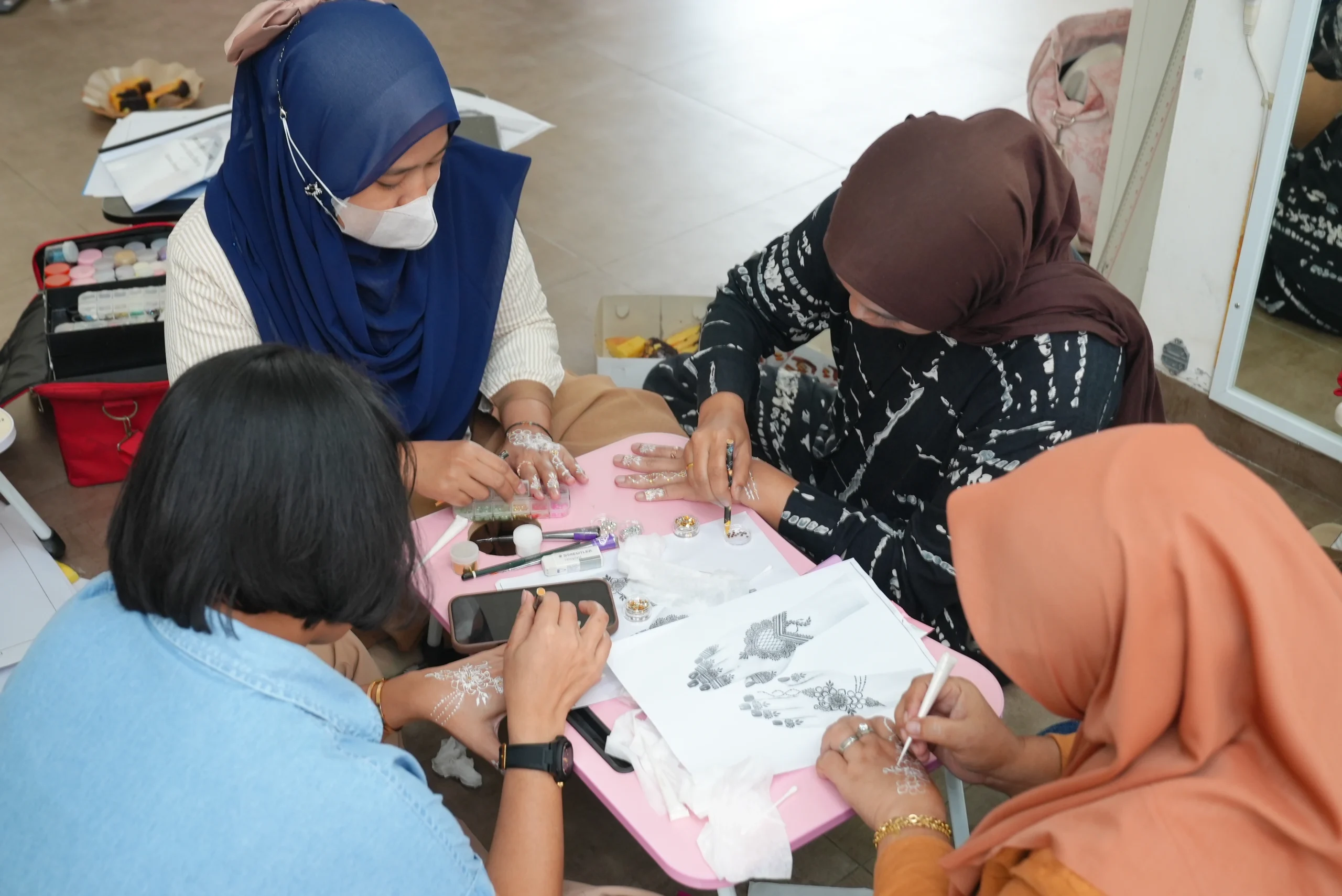 Suasana kelas henna - Medina Studio