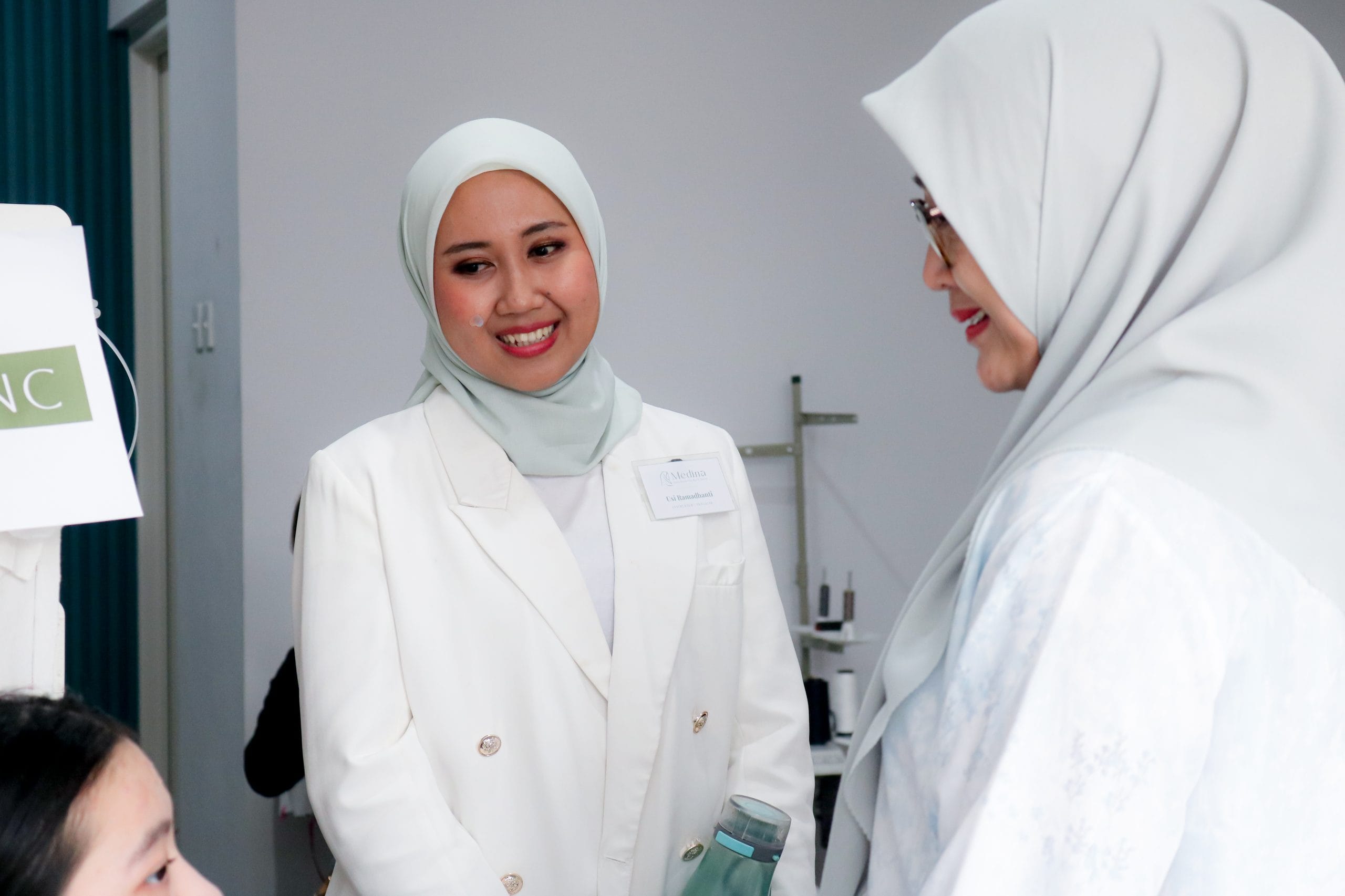 Usi, Instruktur · Tata Rias & Hair Do Medina Studio Kursus